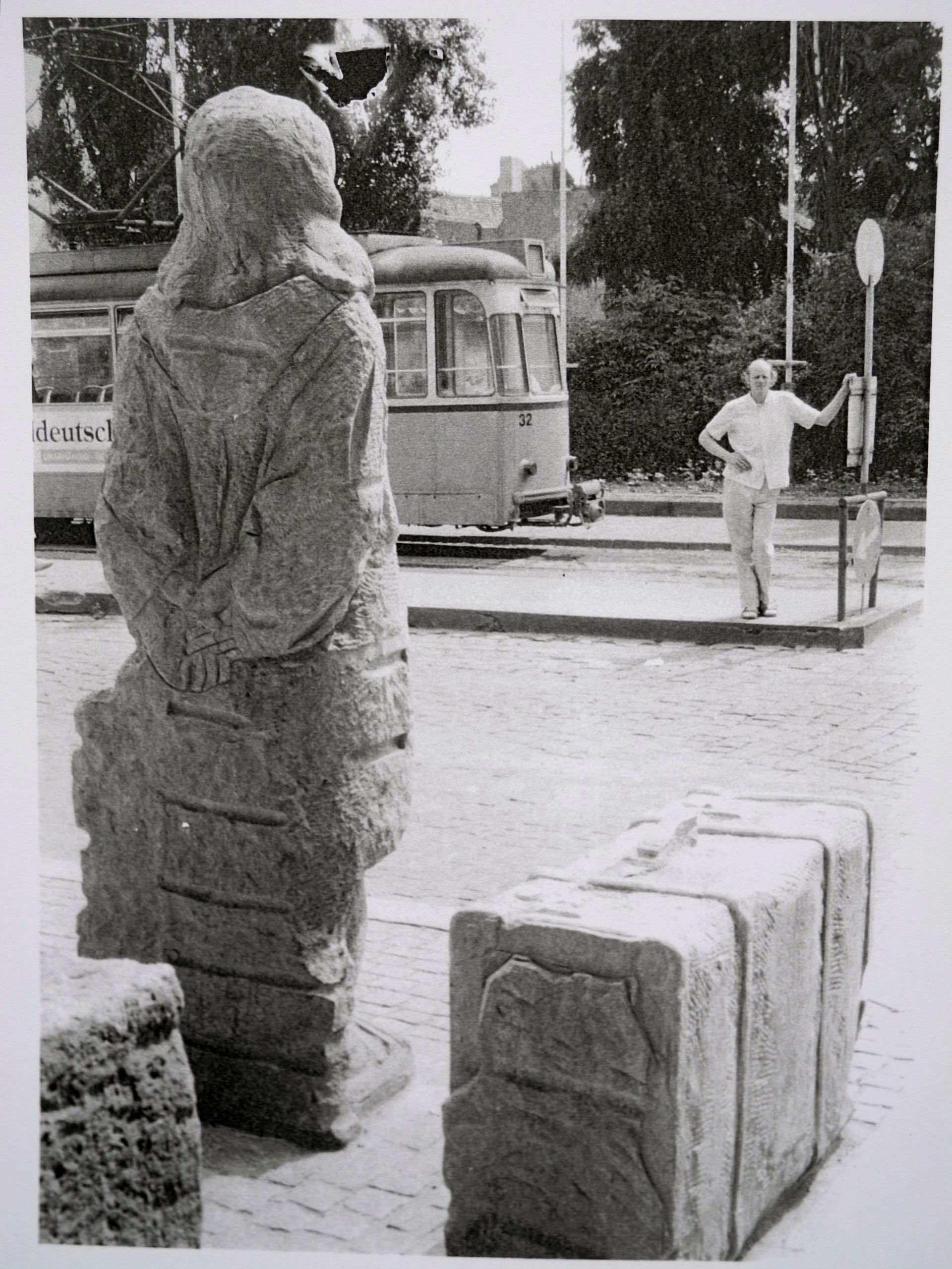 Junge Frau mit Koffer, Naumburg, Bahnhofsvorplatz, Sandstein, Höhe 210 cm, 1990