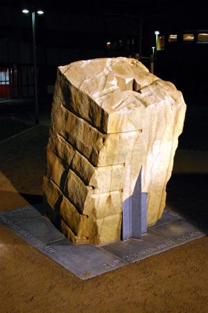 Mahnmal für die ermordeten jüdischen Bürger von Herzogenrath, Rathaus Herzogenrath, Sandstein, Belgisch Granit, Höhe 190 cm, 2004